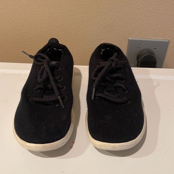 AllBirds wool black tennis shoes. They are a woman’s size 8 - Picture 2 of 9